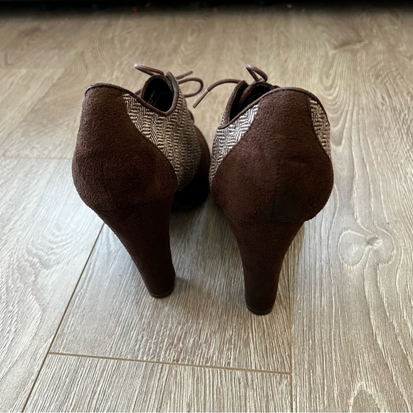 Xoxo Brown Suede Oxford Heels - Size 8 - Picture 4 of 7
